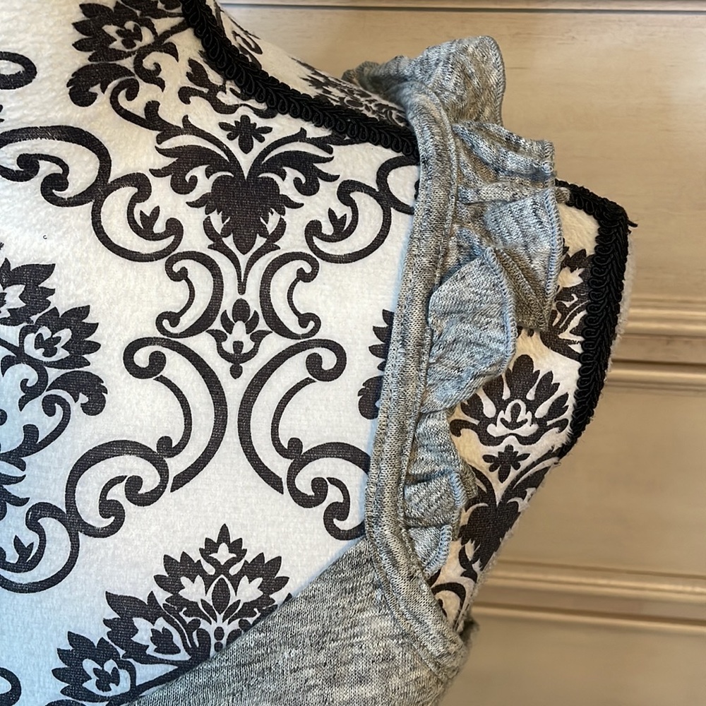 Brand new, cute women, sweetheart cut chaser tank with ruffle accent sleeve med - Picture 2 of 6